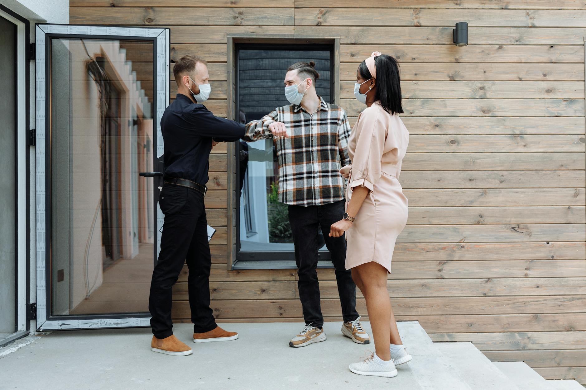 Agent nieruchomości rozmawia z klientami w domu na temat bezpieczeństwa