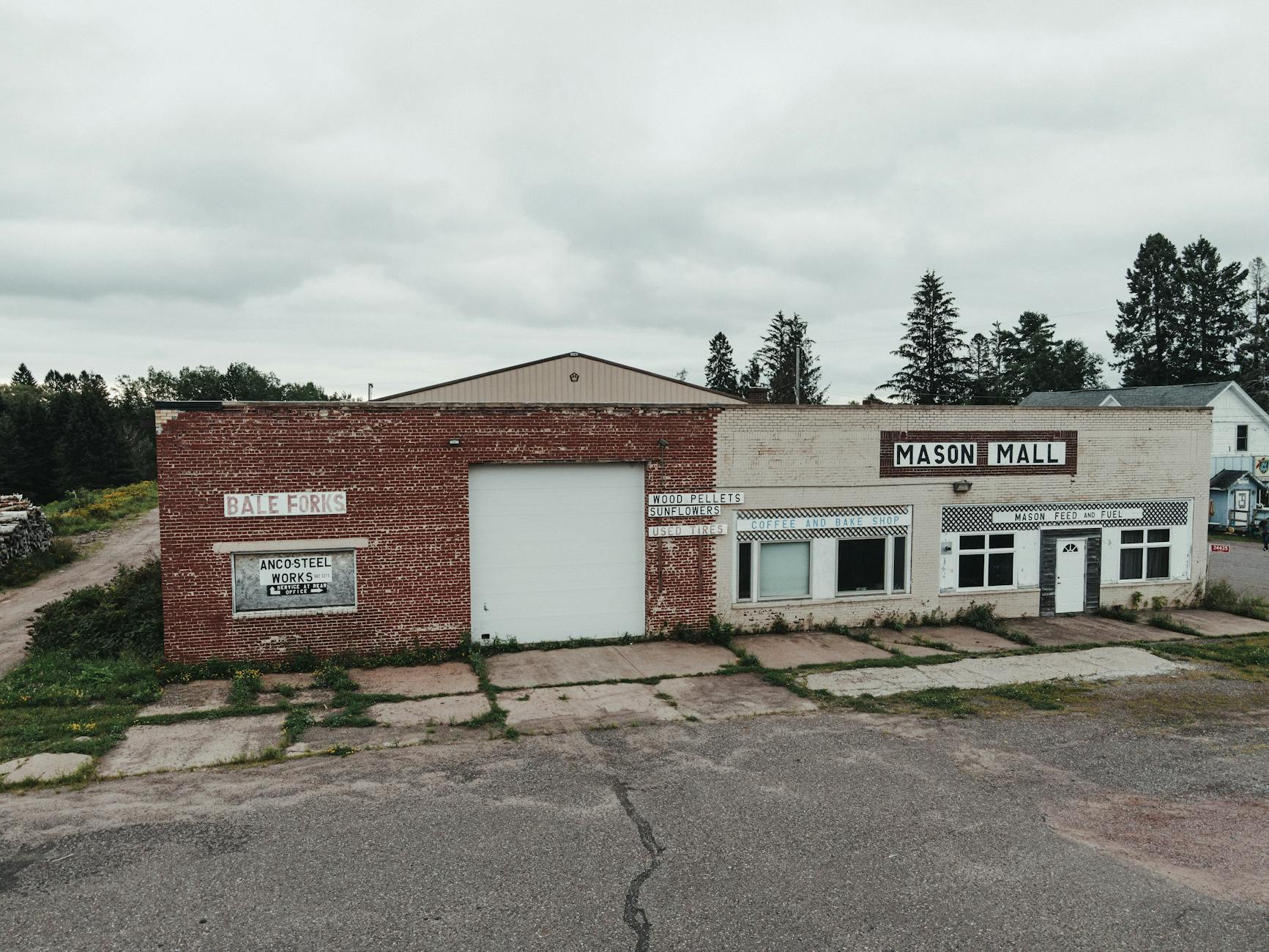 Centrum handlowe Mason Mall z lotu ptaka pod pochmurnym niebem