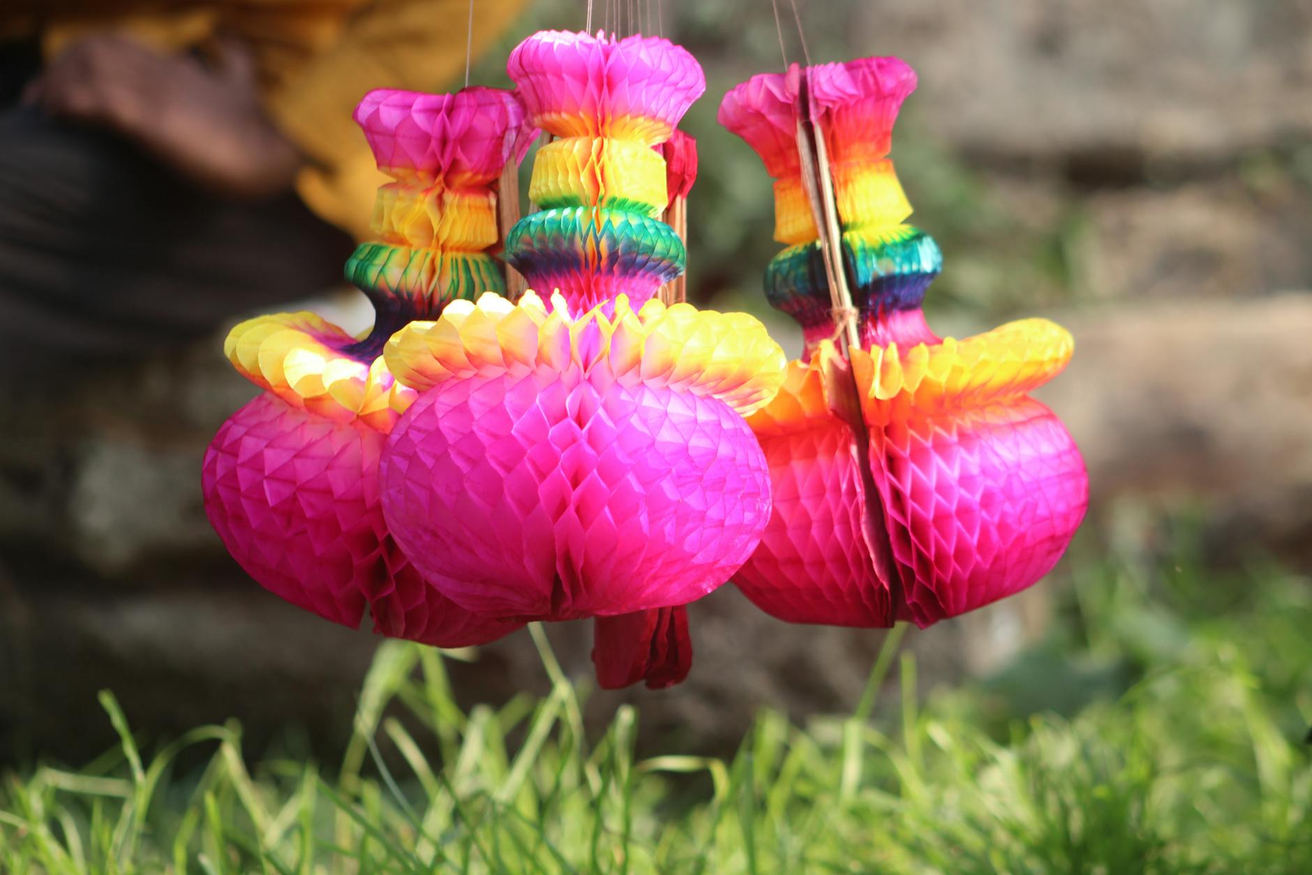 Kolorowe lampiony z papieru wiszące na zewnątrz w Bangladeszu