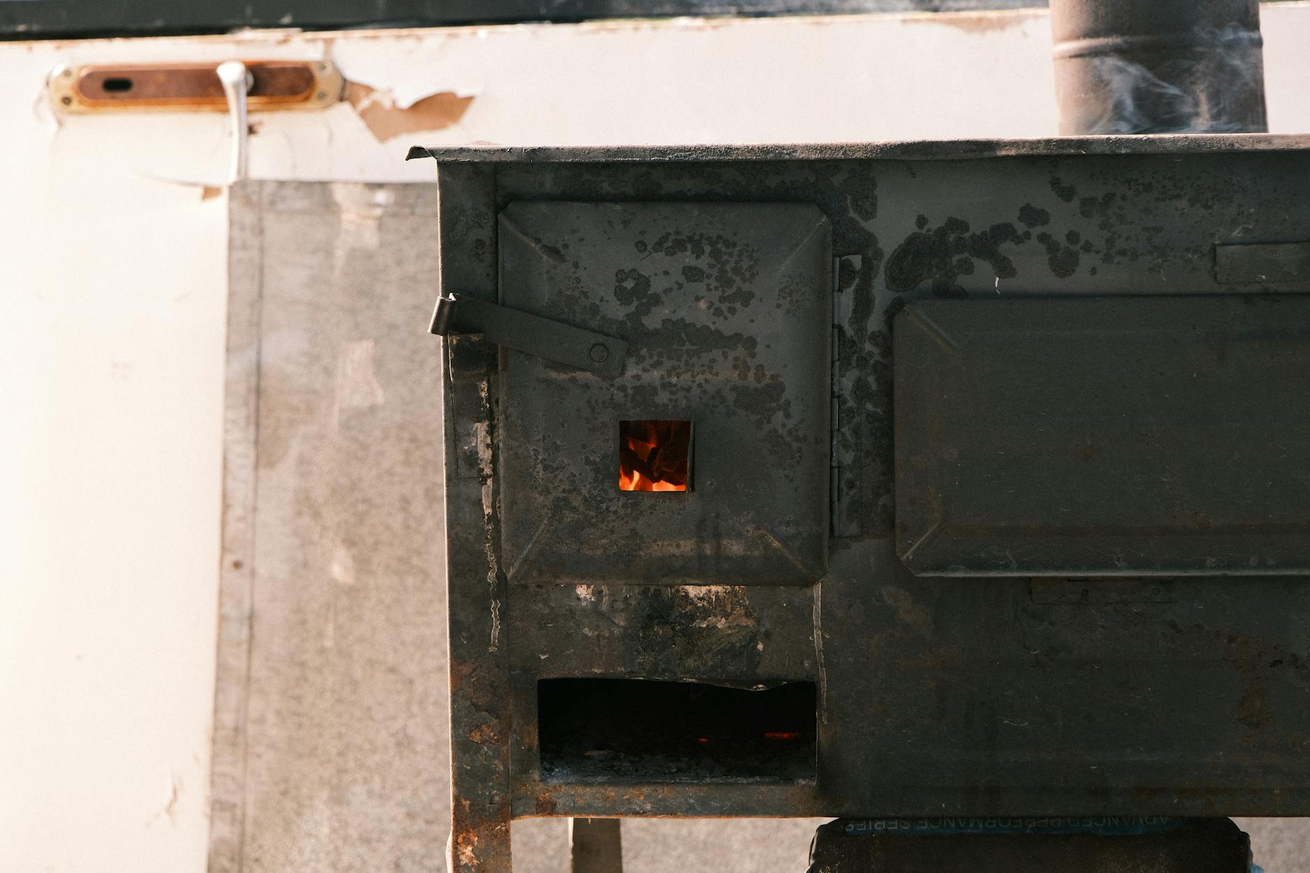 Żeliwny piec wolnostojący z rozpalonym ogniem w środku