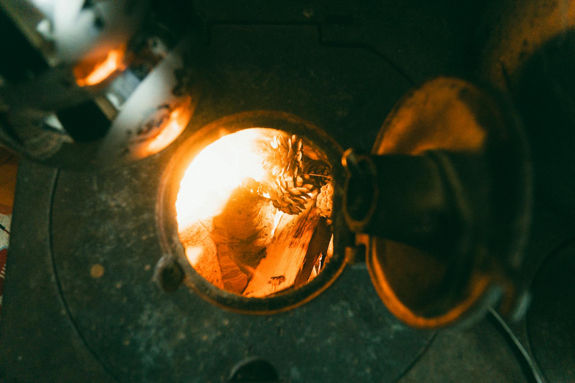 Płonące polana w żeliwnym wkładzie kominkowym tworzącym przytulne ciepło