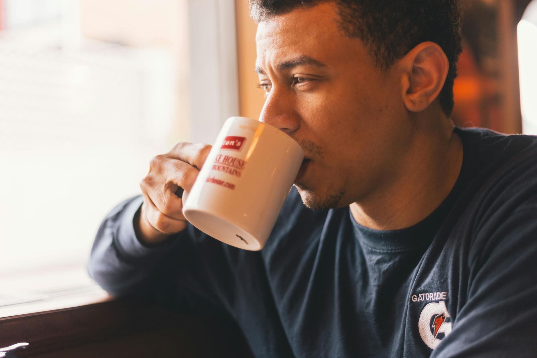 Mężczyzna w zadumie pije kawę w zaciszu domowym