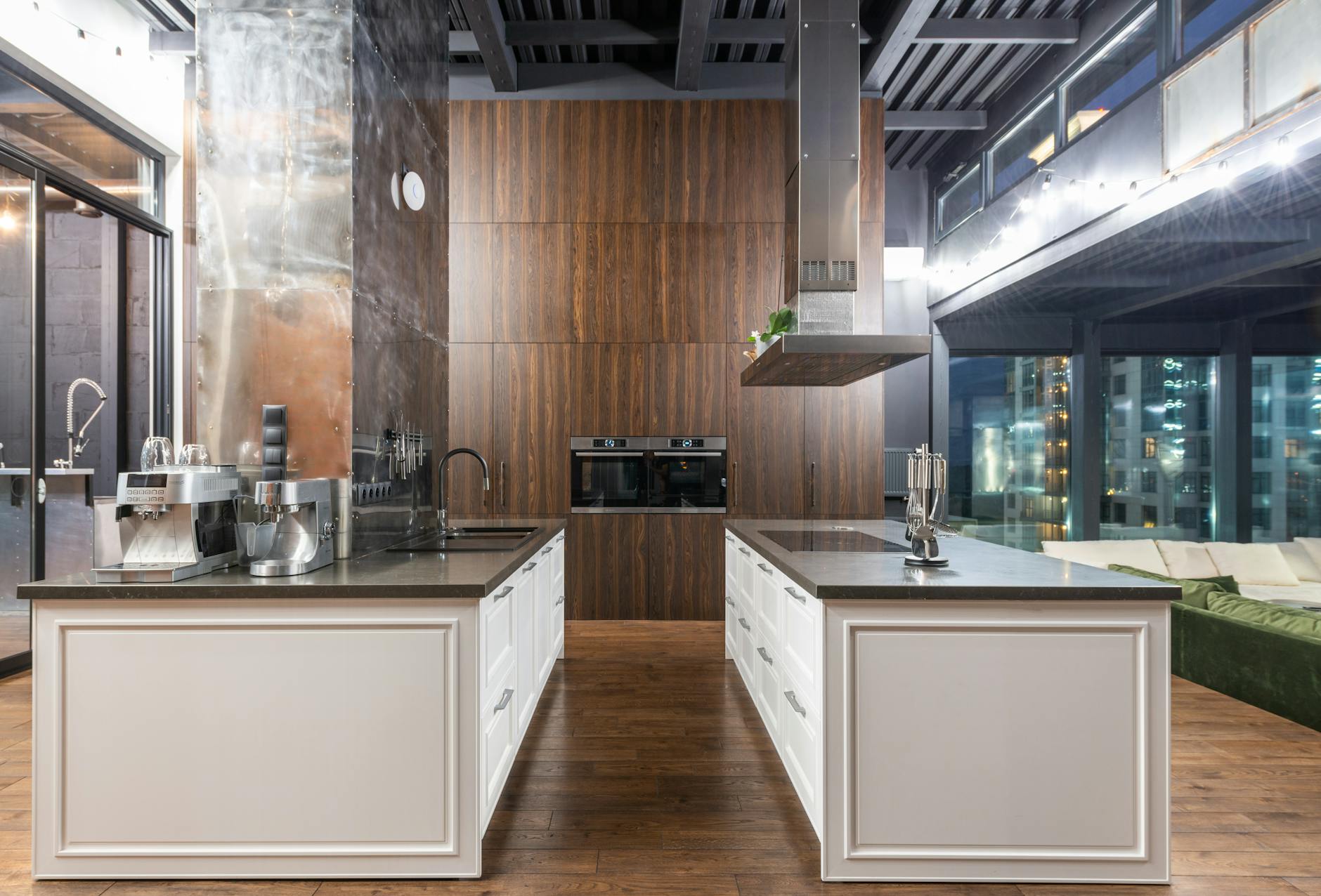 Nowoczesna przestronna kuchnia w mieszkaniu w stylu loft