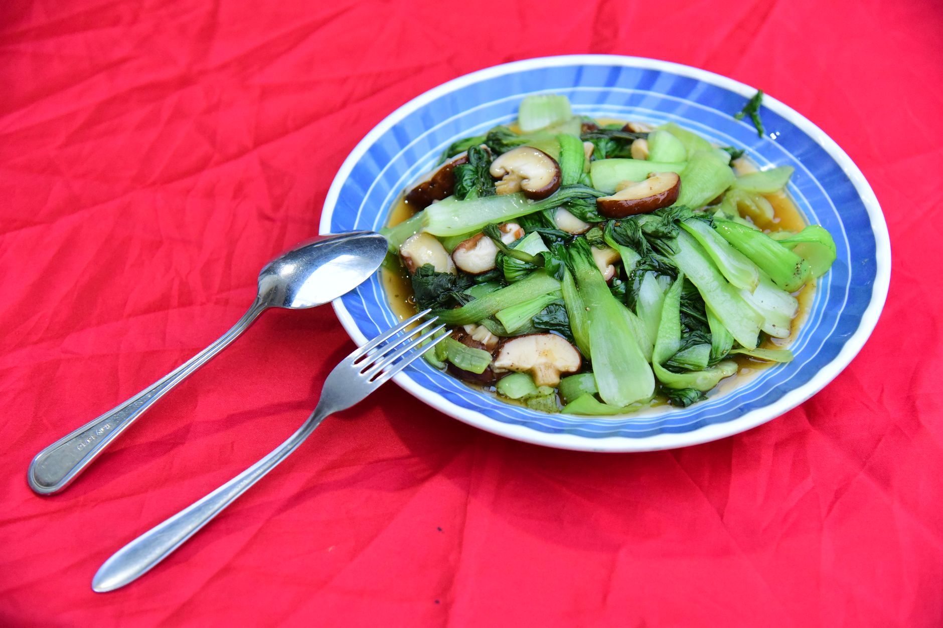 Talerz kolorowego stir fry z bok choy i pieczarkami